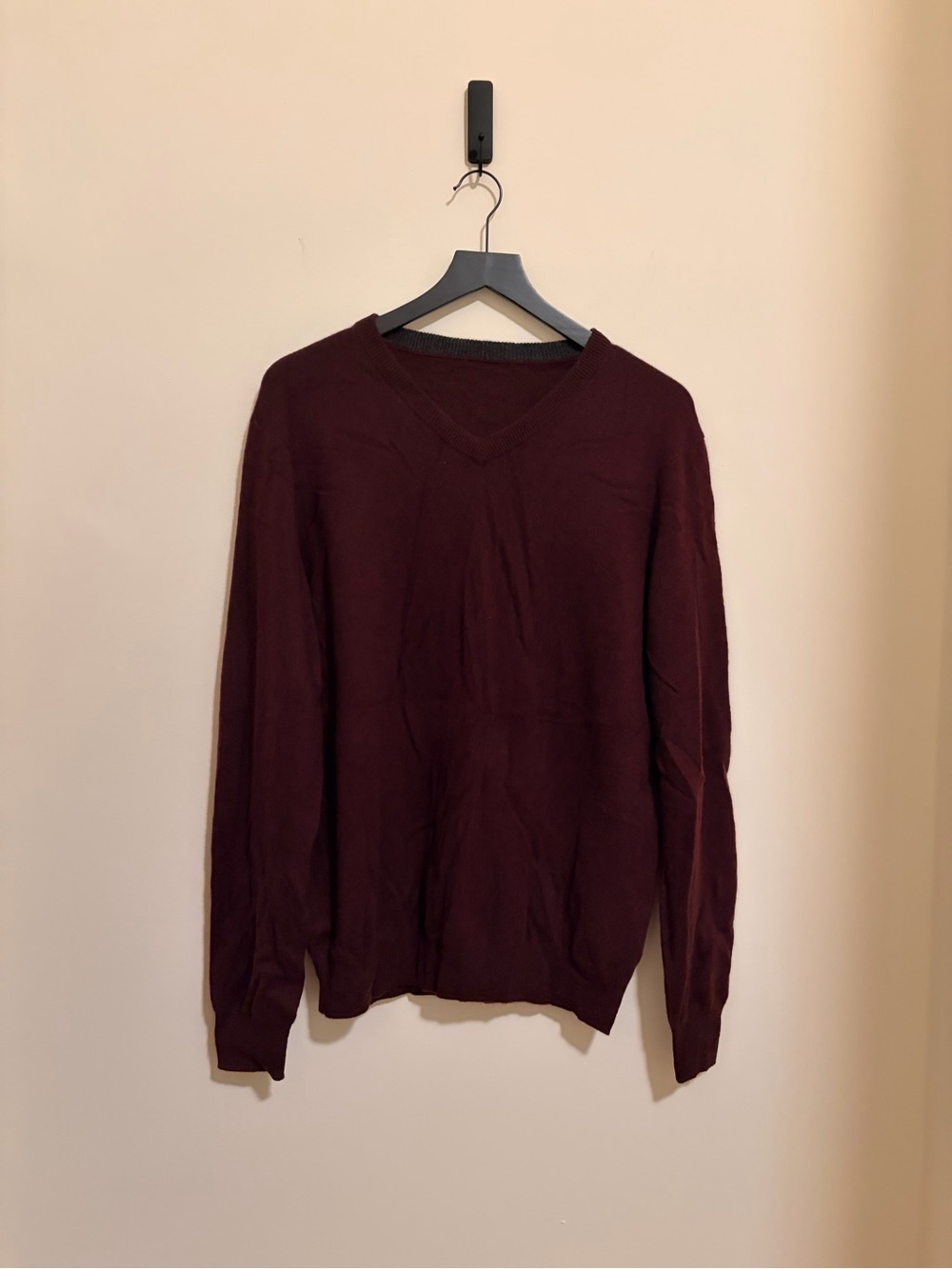 Tahari Men's V-Neck Cashmere Sweater in Burgundy